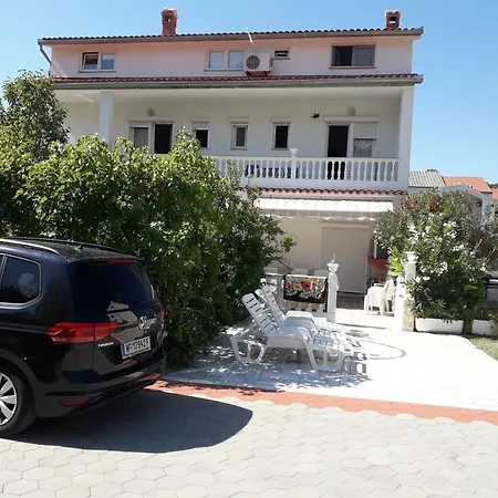 Daisy- Excellent Location Close To Rab Appartement *