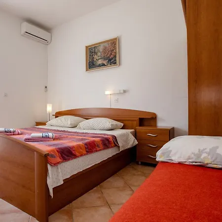 Daisy- Excellent Location Close To Rab *