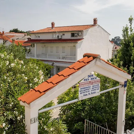 Apartment Daisy Mit Pool,parking,terrassen , Garten, Grill Palit