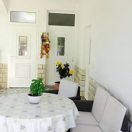 Daisy- Excellent Location Close To Rab * Palit