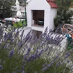 Daisy- Excellent Location Close To Rab
