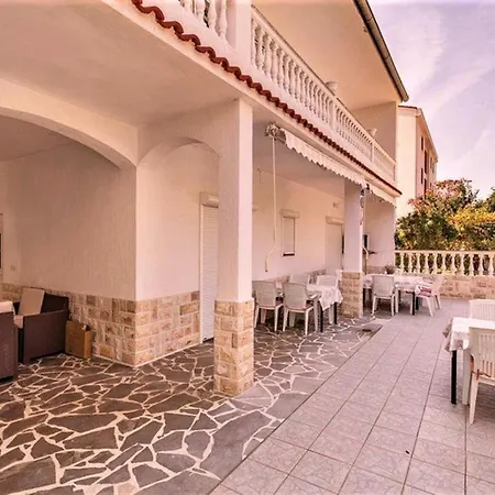 Daisy- Excellent Location Close To Rab Apartmán