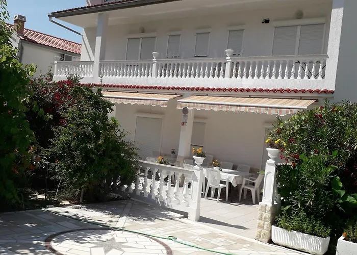 Daisy- Excellent Location Close To Rab Apartment