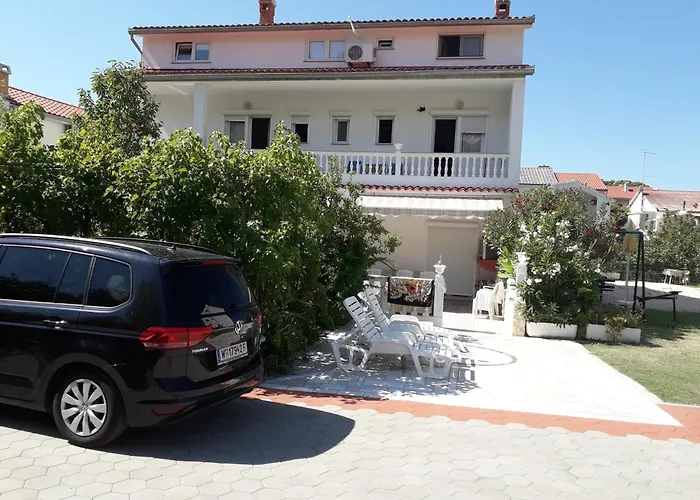 Daisy- Excellent Location Close To Rab Apartment *